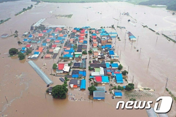 5일 폭우로 인한 한탄강 범람으로 강원 철원군 동송읍 이길리 일대가 침수됐다. (독자 제공) 2020.8.5/뉴스1 © News1 박하림 기자