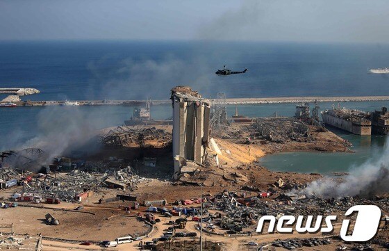 5일(현지시간) 레바논 수도 베이루트 항구 창고에 보관돼 있던 인화성 물질 질산암모늄의 두차례 대규모로 폭발로 잔해만 남은 항구 주변의 모습이 보인다. © AFP=뉴스1 © News1 우동명 기자