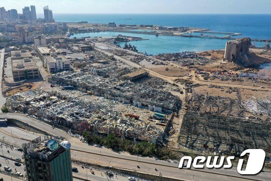 폭격 맞은듯 잔해만 남은 베이루트 항 주변