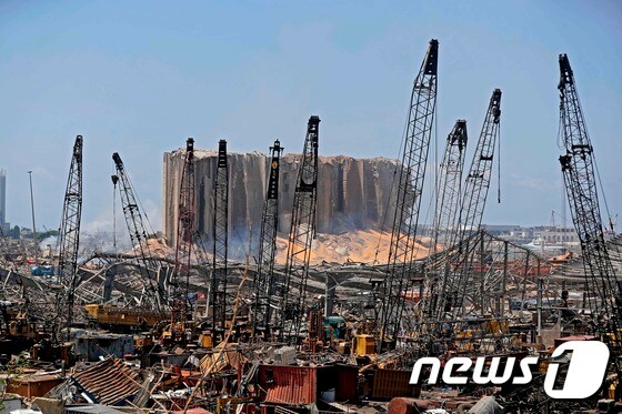 5일(현지시간) 레바논 수도 베이루트 항구 창고에 보관돼 있던 인화성 물질 질산암모늄의 두차례 대폭발로 폐허가 된 항구 주변의 모습이 보인다. © AFP=뉴스1 © News1 우동명 기자