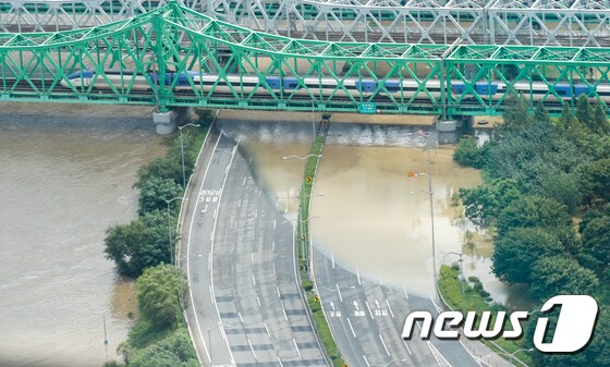 9년 만에 한강 본류에 홍수주의보가 발령된 6일 서울 한강철교 인근 올림픽대로에 물이 차 있다. 2020.8.6/뉴스1 © News1 안은나 기자