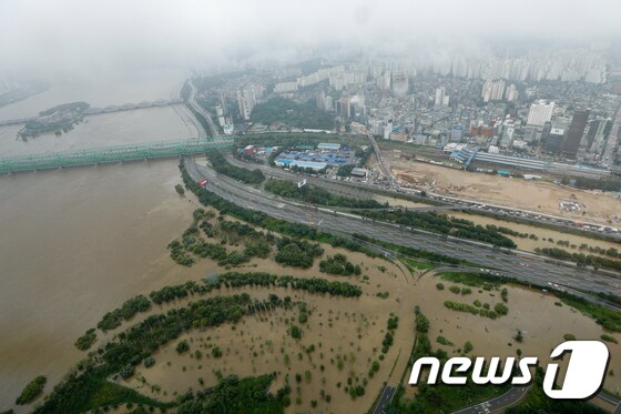 서울 영등포구 63아트에서 바라본 올림픽대로가 통제돼 텅 비어 있다. 아래는 물에 잠긴 한강공원 일대. 2020.8.6/뉴스1 © News1 안은나 기자