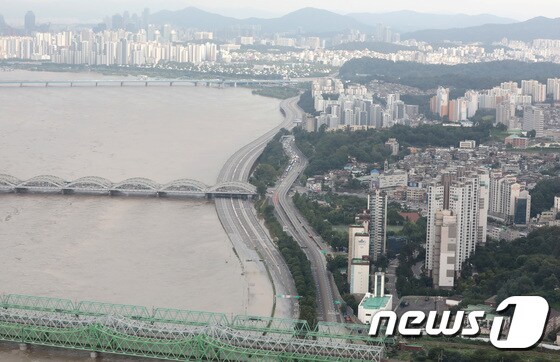 6일 서울 영등포구 63아트에서 바라본 올림픽대로가 통제된 채 물에 잠겨있다. 2020.8.6/뉴스1 © News1 이성철 기자