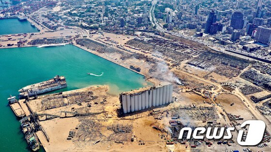 수천톤의 질산암모늄 폭발로 초토화된 레바논 베이루트 항구 일대 © 로이터=뉴스1