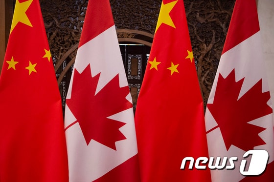 중국 오성홍기와 캐나다 국기. © AFP=뉴스1