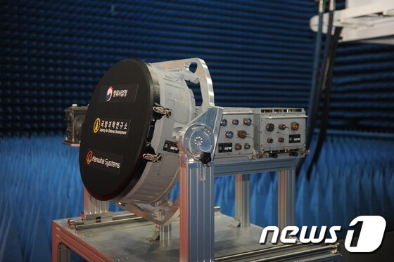 국내 독자 기술로 개발된 한국형전투기사업(KFX)의 핵심 장비인 AESA(능동전자주사배열·Active Electronically Scanned Array) 레이더의 첫 시제품이 7일 출고됐다.  (방위사업청 제공) 2020.8.7/뉴스1