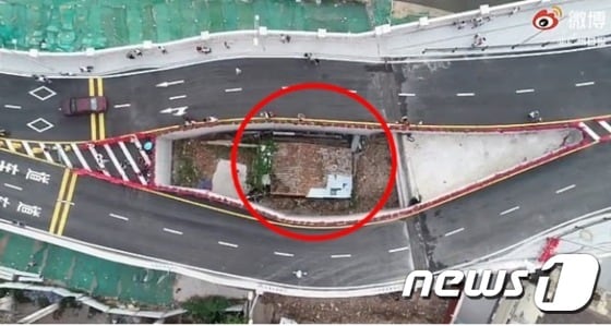 뻥 뚫린 채 개통된 중국 광저우시의 한 도로. 출처-광주일보 갈무리© 뉴스1