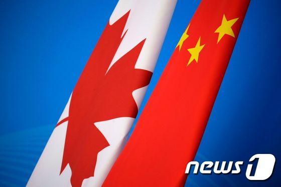 중국 오성홍기(사진 오른쪽)과 캐나다 국기. © AFP=뉴스1