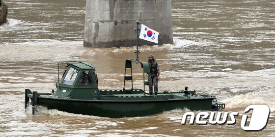 군 장병들이 강원 춘천시 남산면 북한강변에서 실종자들을 수색하고 있다./뉴스1 © News1 김명섭 기자