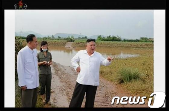 김정은 북한 국무위원장이 큰물(홍수) 피해를 입은 황해북도 은파군 대청리 일대를 찾았다고 7일 북한 매체들이 보도했다. (조선중앙TV 갈무리)