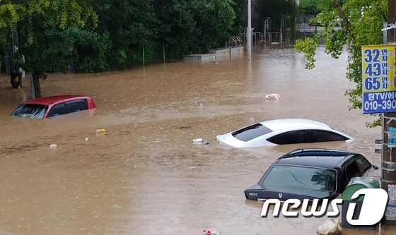 7일 오후 광주지역에 200mm 안팎의 폭우가 쏟아지면서 북구 문흥동의 한 도로가 침수돼 차량들이 물에 잠겨있다.(광주북구청 제공)2020.8.7/뉴스1 © News1 한산 기자