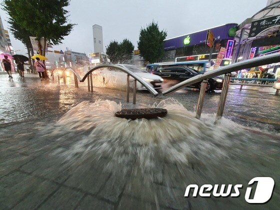 폭우가 내린 7일 오후 부산 덕천교차로 인근 인도에 물이 역류하고 있다. 2020.8.7/뉴스1 © News1 유승관 기자