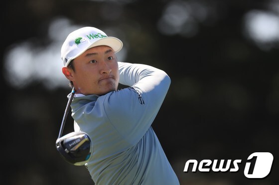 리하오퉁(중국)이 8일(한국시간) PGA 챔피언십 2라운드에서 단독 선두에 나섰다. © AFP=뉴스1