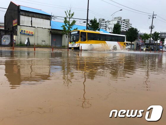 8일 오후 광주 광산구 송정동 광주송정역 앞 도로에서 시내버스가 물을 뚫고 달리고 있다. 2020.8.8/뉴스1 © News1 한산 기자
