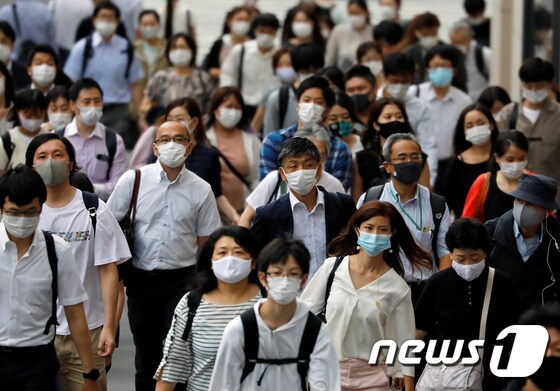 마스크를 쓴 일본 도쿄 시민들. © 로이터=뉴스1