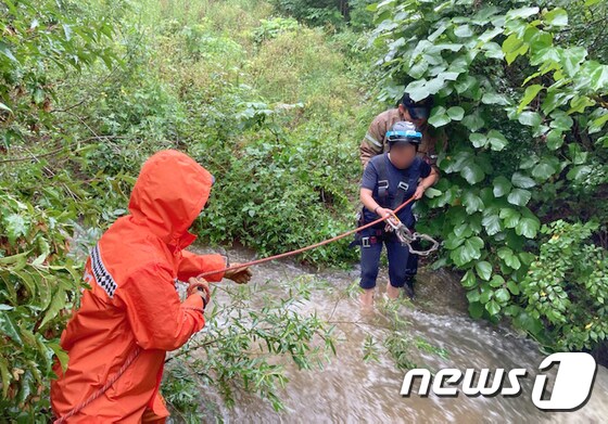 '조심 조심' 청송에서 고립된 시민 구출하는 구조대원들