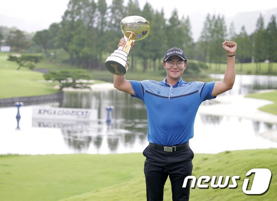 KPGA 선수권에서 깜짝 우승을 차지한 김성현이 우승 트로피를 들고 기뻐하고 있다. (KPGA 제공) © 뉴스1