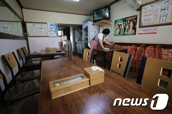 1일 오후 서울 성북구 사랑제일교회 인근 한 식당이 손님이 없이 텅 비어 있다. 2020.9.1/뉴스1 © News1 임세영 기자