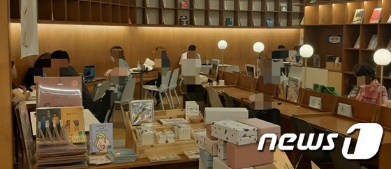 경기 수원지역 내 '서점형 카페'에 시민들이 좌석에 앉아 대화를 나누거나 공부를 하고 있다.© 뉴스1 유재규 기자