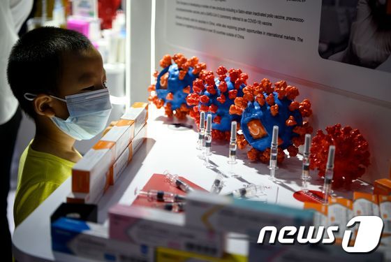 6일 중국 베이징의 한 무역행사 현장에 시노백 백신 샘플이 전시돼 있다. © AFP=뉴스1