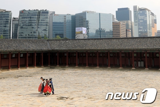 아침·저녁으로 선선한 날씨가 이어진 지난 10일 서울 경복궁을 찾은 외국인 관광객들이 경내를 둘러보고 있다. © News1 구윤성 기자