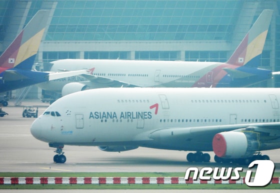 인천국제공항에 아시아나 항공기가 멈춰서있다. 2020.9.11/뉴스1 © News1 정진욱 기자