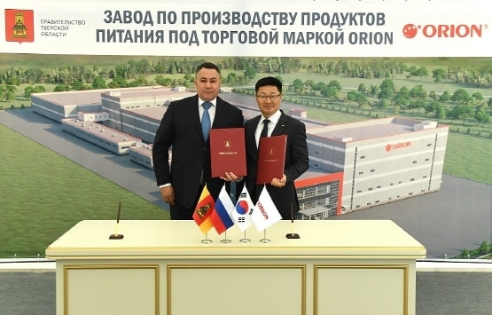 이고르 미하일로비치 루데나 러시아 트베리 주지사(왼쪽)과 박종율 오리온 러시아 법인 대표가 공장 현장에서 협정식을 체결했다.(사진제공=오리온)© 뉴스1