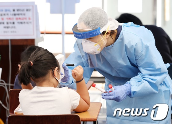 서울 강남구보건소에 어린이가 코로나19 진단 검사를 받기 전 발열 체크를 하고 있다./뉴스1 © News1 김진환 기자