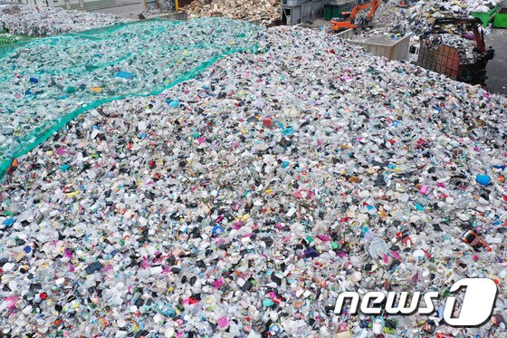 경기도 수원시 자원순환센터에서 수거된 재활용품들이 쌓여있는 모습. /뉴스1 DB © News1 조태형 기자