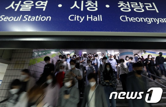 서울 구로구 지하철 1·2호선 신도림역에서 시민들이 마스크를 쓴 채 출근하고 있다. 2020.9.14/뉴스1 © News1 이동해 기자