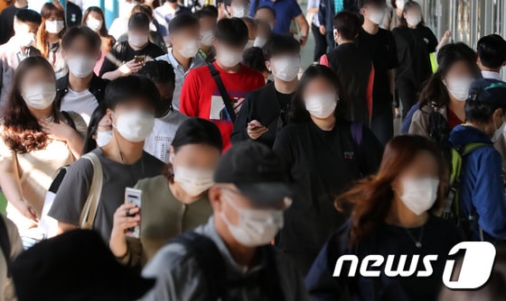 정부가 수도권 내 강화된 사회적 거리두기(2.5단계)를 2주간 2단계 수준으로 완화한 지난 14일 오전 서울 구로구 지하철 1·2호선 신도림역에서 시민들이 마스크를 쓴 채 출근하고 있다./뉴스1 © News1 이동해 기자