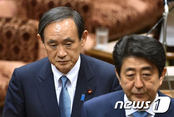 스가 요시히데 일본 총리(왼쪽)와 아베 신조 전 총리 <자료사진> © AFP=뉴스1