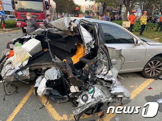 해운대 추돌사고로 파손된 그랜저 차량.(부산경찰청 제공)© 뉴스1