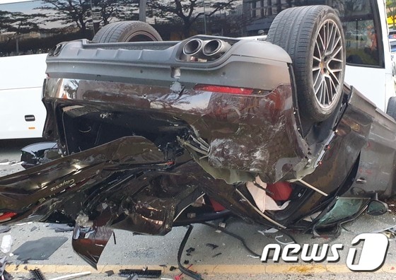 해운대 추돌사고로 전복된 포르쉐 차량.(부산소방재난본부 제공)© 뉴스1
