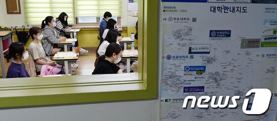 2021학년도 대학수학능력시험(수능)을 앞둔 고등학교 3학년 학생들이 16일 서울 영등포구 여의도여자고등학교에서 9월 모의평가를 준비하고 있다./ 뉴스1 © News1