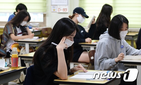 2021학년도 대학수학능력시험을 앞둔 고3 학생들이 16일 오전 서울 영등포구 여의도여자고등학교에서 9월 모의평가를 준비하고 있다. / 뉴스1 © News1 이성철 기자