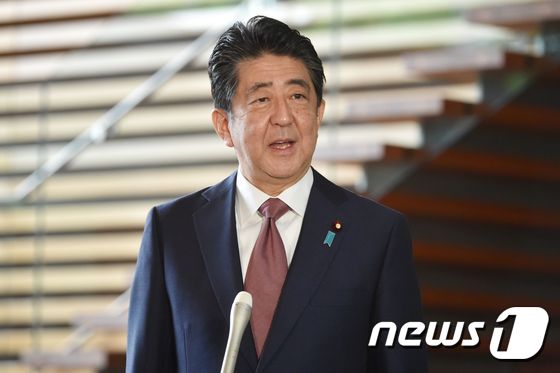아베 신조 일본 총리가 16일 퇴임을 앞두고 관저에서 발언하고 있다. © AFP=뉴스1