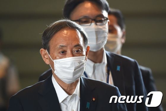 스가 요시히데 일본 자민당 총재가 16일(현지시간) 마스크를 쓰고 도쿄 총리관저에 도착을 하고 있다. © AFP=뉴스1 © News1 우동명 기자