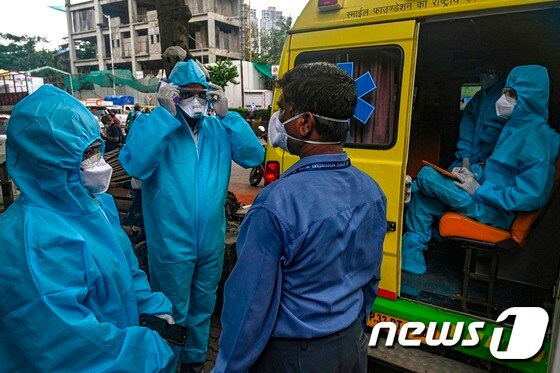 15일 인도 뭄바의 의료진이 코로나19 확진자 검사 전 보호장비를 확인하고 있다. © AFP=뉴스1