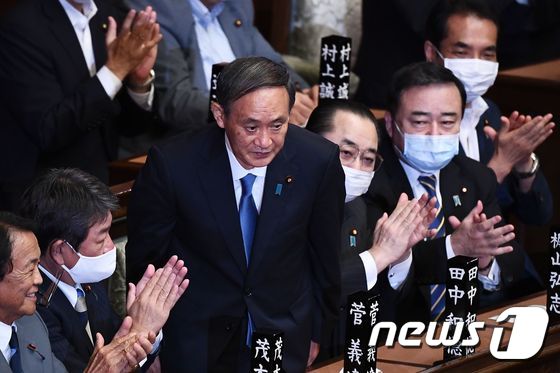 스가 요시히데 신임 일본 총리가 16일 본회의 표결에서 당선을 확정지은 후 의원들에게 인사하고 있다. © AFP=뉴스1
