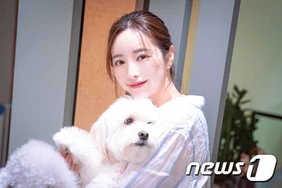배우 홍수아와 반려견. 사진 포인핸드 제공 © 뉴스1