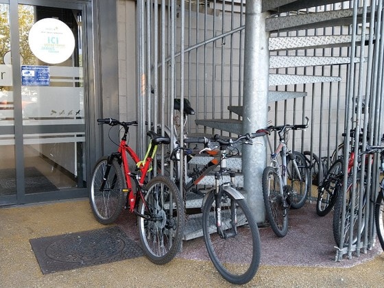 프랑스 그르노블 근교 한 까르푸 슈퍼 앞에 보관돼 있는 자전거들 (정경화 통신원 제공)© 뉴스1