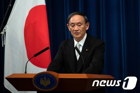 스가 요시히데 일본 총리가 16일 관저에서 취임 후 첫 기자회견을 갖고 있다. © 로이터=뉴스1