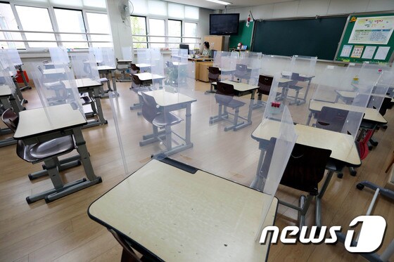 서울 한 초등학교 교실에서 담임 선생님이 아이들의 수업 준비를 하고 있다. 2020.9.17/뉴스1 © News1 이광호 기자