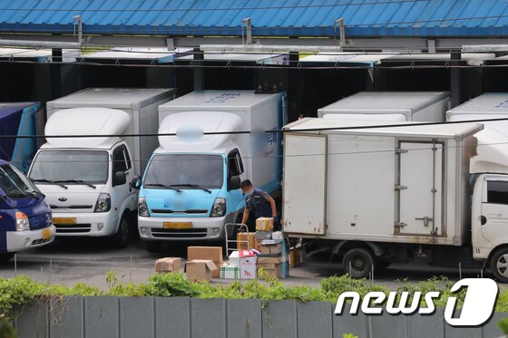 18일 세종시의 한 택배사 작업장에서 관계자들이 택배 물품 상하차 작업을 하고 있다.2020.9.18/뉴스1 © News1 장수영 기자