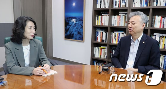 18일 뉴스1이 홍성국 더불어민주당 의원을 인터뷰 하고 있다. 2020.9.18/뉴스1 © News1 박세연 기자