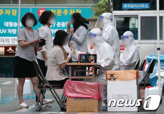 서울 시내 선별진료소에서 시민들이 코로나19 검사를 받고 있다. 2020.9.2/뉴스1 © News1 김진환 기자