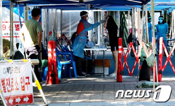 인천 계양구 보건소 선별진료소에서 시민들이 코로나19 검체 검사를 받고 있다./뉴스1 © News1 정진욱 기자