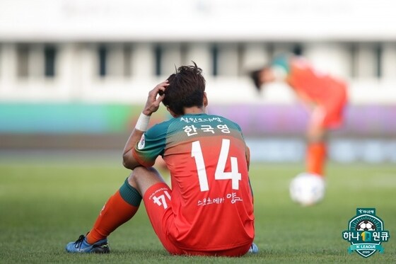 2년 연속 A그룹을 노렸던 강원은 수원에 1-2로 역전패했다. (한국프로축구연맹 제공) © 뉴스1
