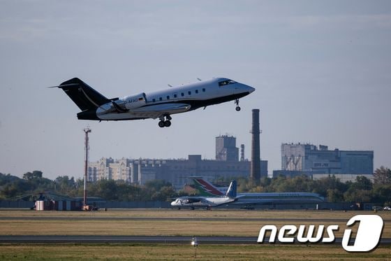 지난달 22일 러시아 시베리아 옴스크 공항에서 비행기가 이륙하고 있다. © AFP=뉴스1